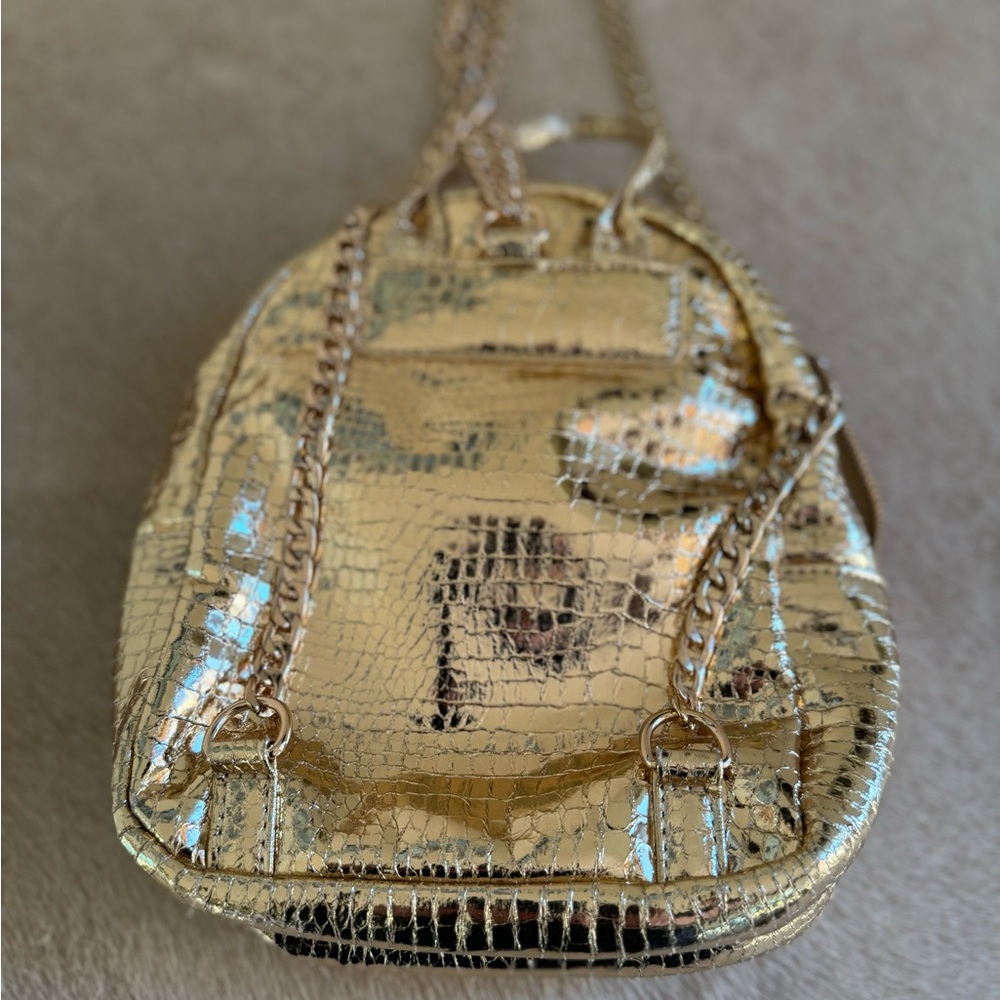 Molten metals gold trend- Laurel Dewitt gold bag/backpack/metal - Picture 2 of 14